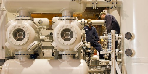 Titelbild WS-KV-26-Kolbenverdichter_shutterstock_81895882_2_Natural gas compressor station with two working technicians Titelbild WS-KV-26-Kolbenverdichter_shutterstock_81895882_2_Natural gas compressor station with two working technicians
